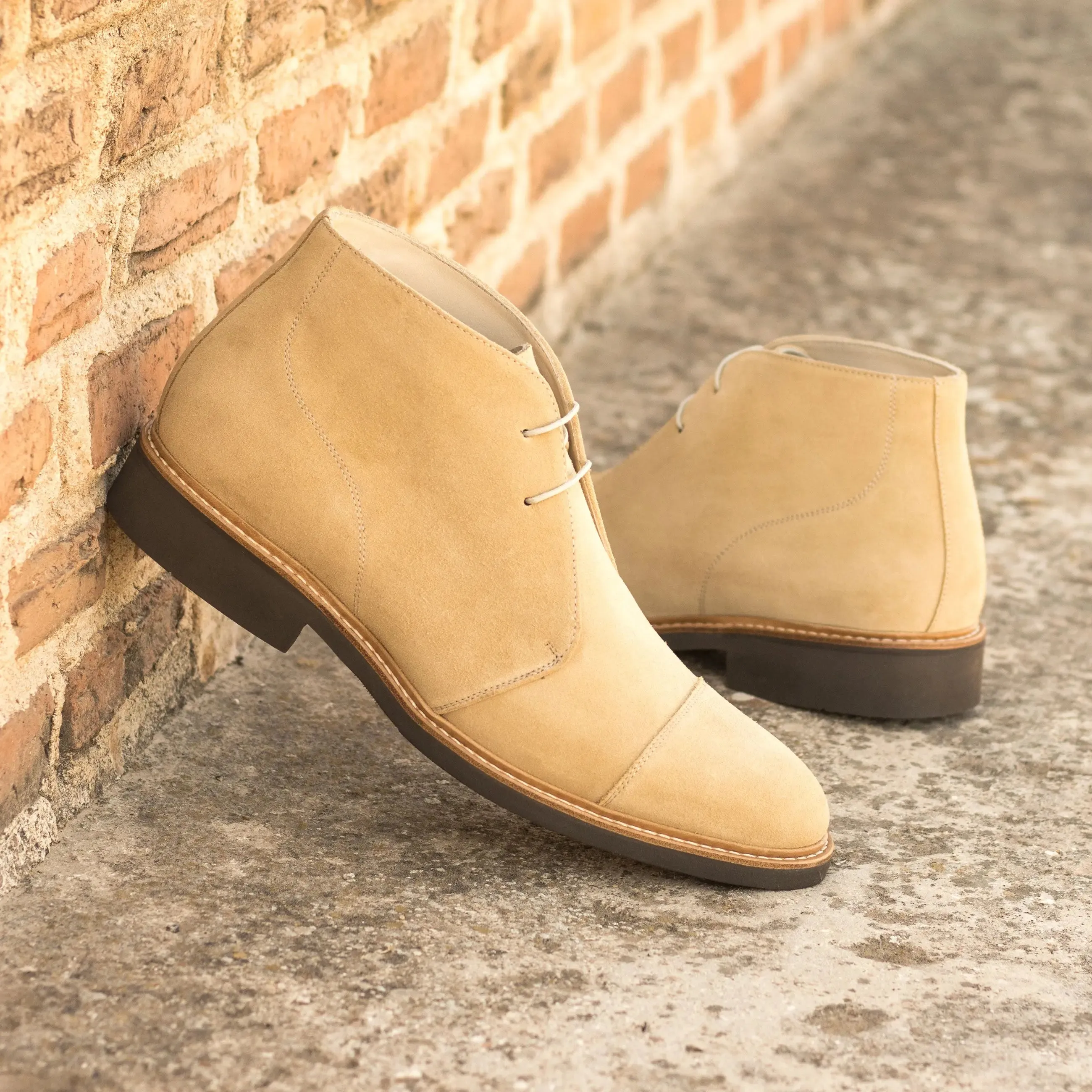 DapperFam Vivace in Sand Men's Lux Suede Chukka